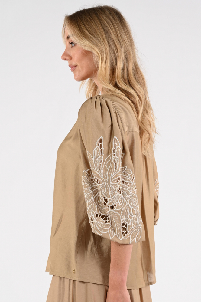 Nukus NKS02157 Blouse driekwart mouw Bruin