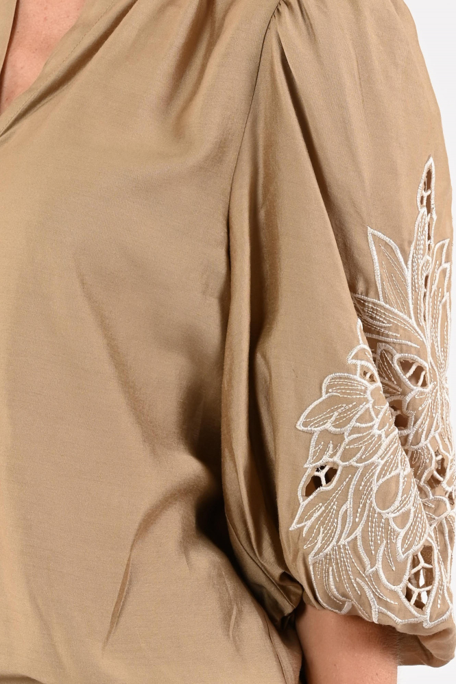 Nukus NKS02157 Blouse driekwart mouw Bruin